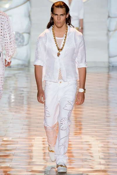 Look 16
